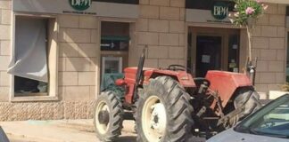 Furto in banca con un trattore, si presume siano del posto