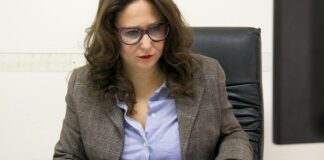 Grazia Di Bari (M5S) dona un defibrillatore all’Ufficio Vaccinazioni di Trinitapoli