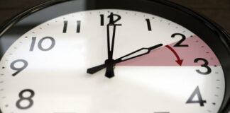 Mano all’orologio: nel weekend torna l’ora legale