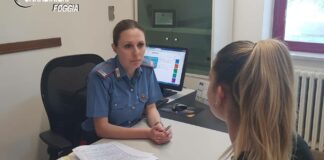Picchia e maltratta la moglie per anni: arrestato un 42enne