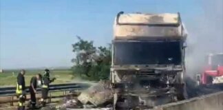 Assalto a portavalori sulla SS16 bis, mezzi in fiamme e un ferito