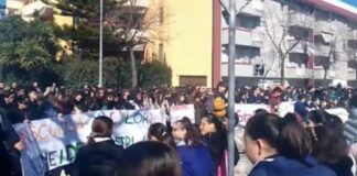 Incendio in cantiere scolastico, gli studenti di Trinitapoli manifestano in strada