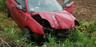 Auto contro un palo della luce sulla strada che collega Trinitapoli e Margherita: tre giovanissimi feriti