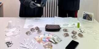 Sorpresi dai carabinieri mentre spaccia droga nel quartiere Unrra Casas: arrestato 23enne