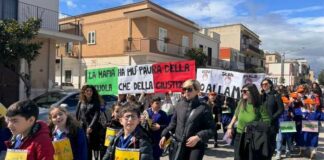 Studenti e studentessa in marcia per la legalità a Trinitapoli