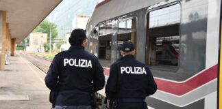 Palpeggia una donna e si masturba su un treno regionale, arrestato cittadino straniero