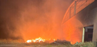 Ecoballe in fiamme nelle campagne di Trinitapoli