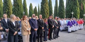 Celebrazione per la commemorazione dei defunti al cimitero comunale: folta partecipazione